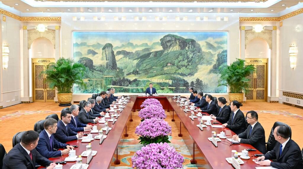 Xi meets heads of foreign delegations attending SCO council of foreign ministers meeting