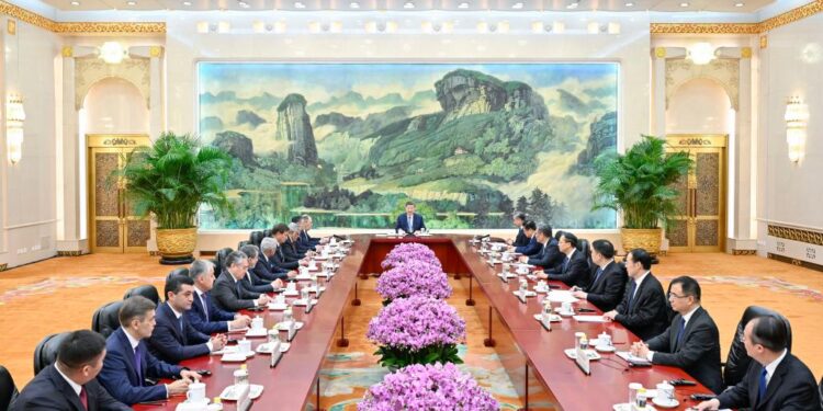 Xi meets heads of foreign delegations attending SCO council of foreign ministers meeting