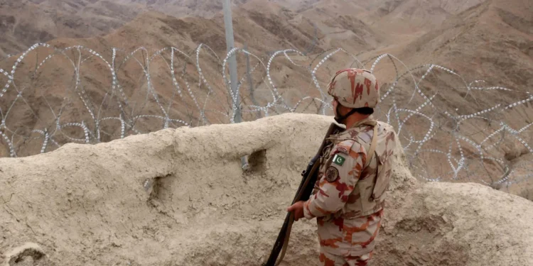 Heavy Clashes Erupt Along Pak–Afghan Border After Unprovoked Afghan Attacks; Pakistan Responds Strongly