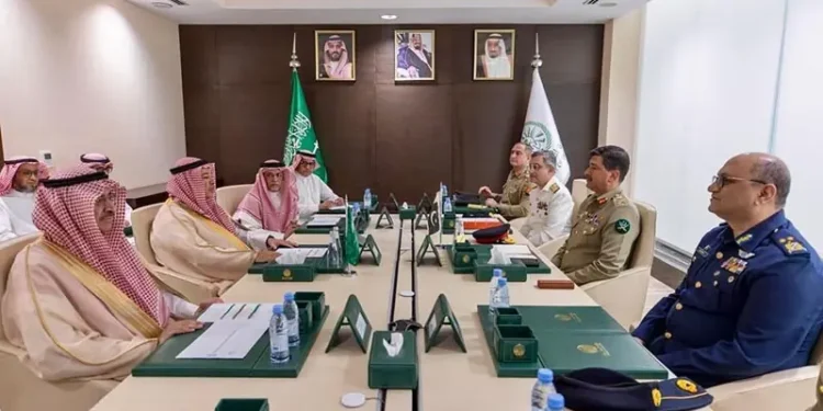 Pakistan, Saudi Arabia Review Strategic Ties, Defence Cooperation in Riyadh