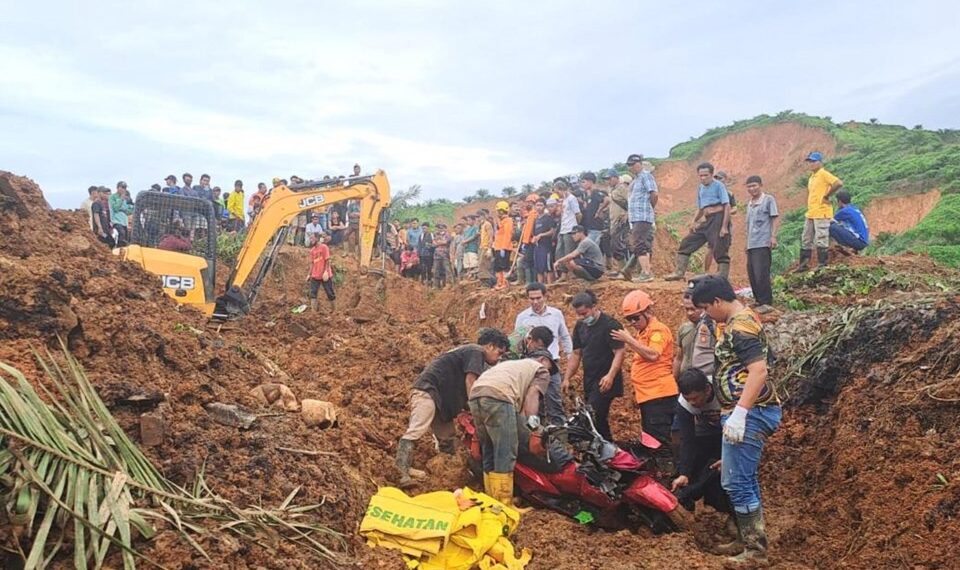 Indonesia cyclone disaster death toll climbs to 248