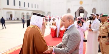 Crown Prince and Prime Minister of Bahrain H.R.H. Salman bin Hamad Al Khalifa receives Prime Minister Muhammad Shehbaz Sharif at Bahrain International Airport in Manama.