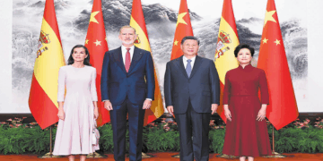 King Felipe VI, accompanied by Queen Letizia, met Xi and First Lady Peng Liyuan at the Great Hall of the People in Beijing