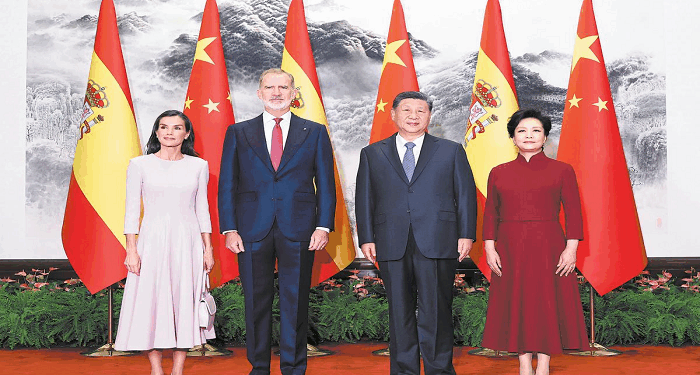 King Felipe VI, accompanied by Queen Letizia, met Xi and First Lady Peng Liyuan at the Great Hall of the People in Beijing