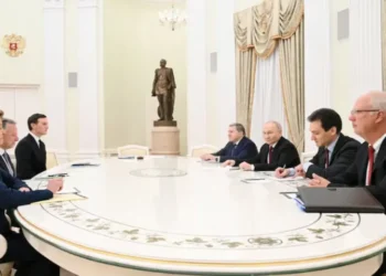 Putin Meets Trump Envoys as New Peace Push on Ukraine Faces European Resistance