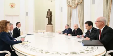 Putin Meets Trump Envoys as New Peace Push on Ukraine Faces European Resistance