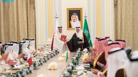 Saudi Arabia, Qatar sign agreement for high-speed electric rail link