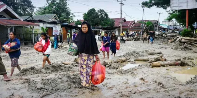 Flash floods in Indonesia kill 14; four still missing