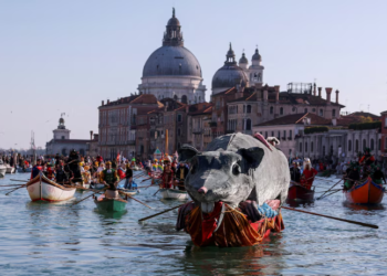 Europe loses hold on American tourists, woos Chinese, Indian travelers, survey shows