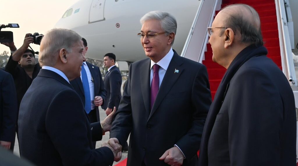 PM Shehbaz warmly welcomes Kazakhstan President Tokayev at official residence