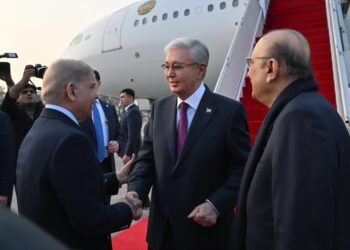 PM Shehbaz warmly welcomes Kazakhstan President Tokayev at official residence