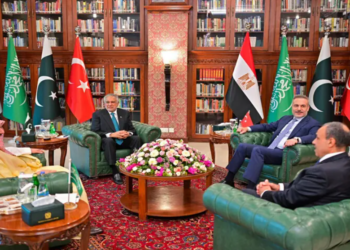 Dar signals US-Iran talks as regional bloc seeks diplomatic off-ramp