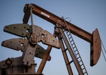 Oil rises as global markets assess supply risks after Iran denies US talks