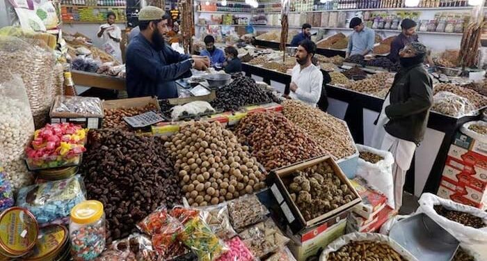 Pakistan Inflation Forecast Raised to 7.5% Amid Gulf War Pressures