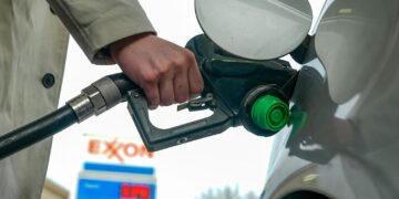 US Fuel Prices Surge Amid Iran War, Raising Political Pressure on Trump