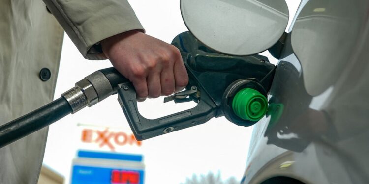 US Fuel Prices Surge Amid Iran War, Raising Political Pressure on Trump