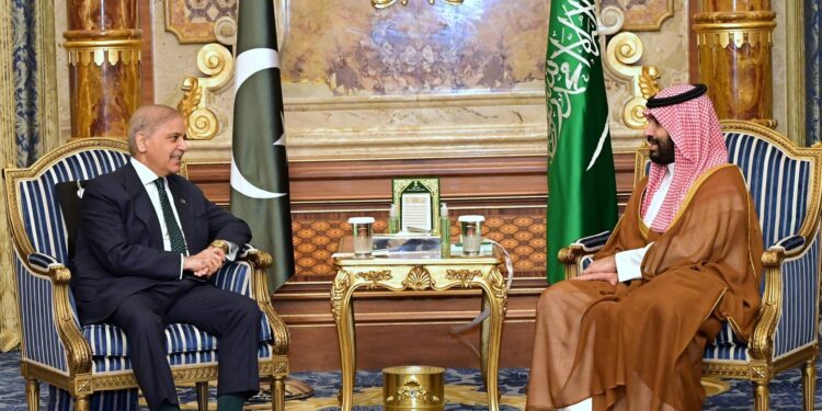 PM Shehbaz, Saudi Crown Prince Discuss Strengthening Strategic Ties in Jeddah