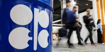 Oil surges past 4% as Iran keeps Hormuz locked, defying US blockade pressure