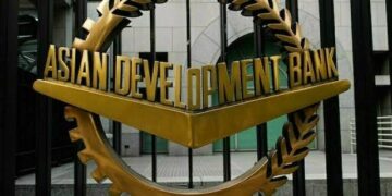 ADB Projects 3.5% Growth for Pakistan, Warns of Middle East Risks