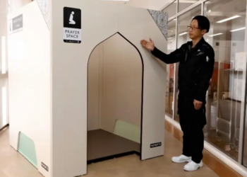 Japan Develops Portable Prayer Room to Support Muslim Travelers
