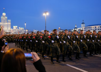 Putin, Zelenskiy Announce Separate Ceasefires Ahead of Victory Day