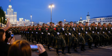 Putin, Zelenskiy Announce Separate Ceasefires Ahead of Victory Day