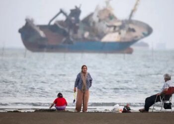 US-Iran Tensions Escalate After Strikes Near Strait of Hormuz Amid Fragile Peace Efforts