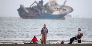 US-Iran Tensions Escalate After Strikes Near Strait of Hormuz Amid Fragile Peace Efforts
