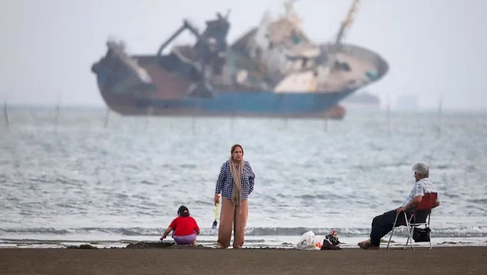 US-Iran Tensions Escalate After Strikes Near Strait of Hormuz Amid Fragile Peace Efforts