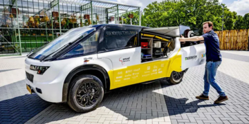 Dutch students unveil what they call world’s first solar-powered ambulance