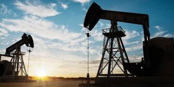 Oil Prices Surge Over 5% as US Revokes Iranian Oil License, Hormuz Tensions Escalate