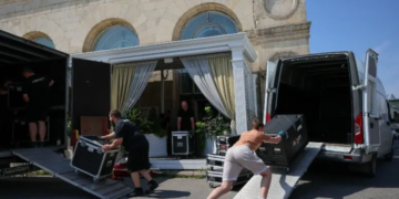 Bomb blast near Moscow restaurant kills at least three, injures 21